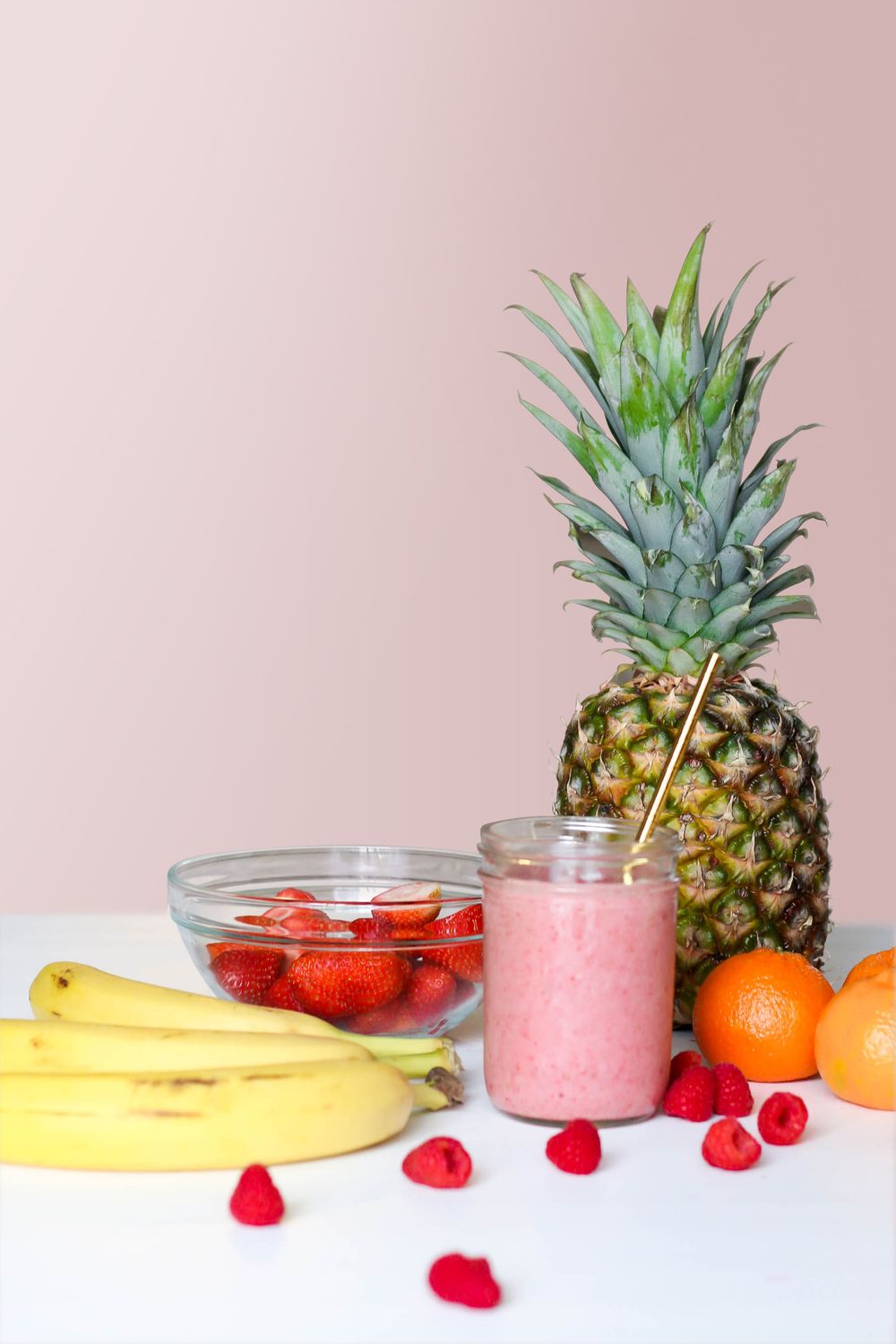 Çiyələk, banan və ananasla çəhrayı smuzi